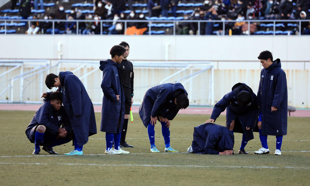 日体大柏対東山　PK戦で敗れ、グラウンドでうずくまる日体大柏・オウイエ（左）ら日体大柏イレブン（撮影・浅見桂子）