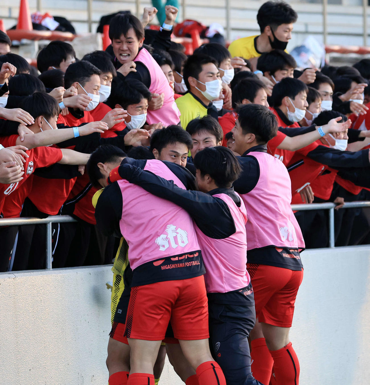 日体大柏対東山　PK戦を制して、スタンドの選手たちと抱き合って喜ぶGK佐藤（中央）ら東山イレブン（撮影・浅見桂子）