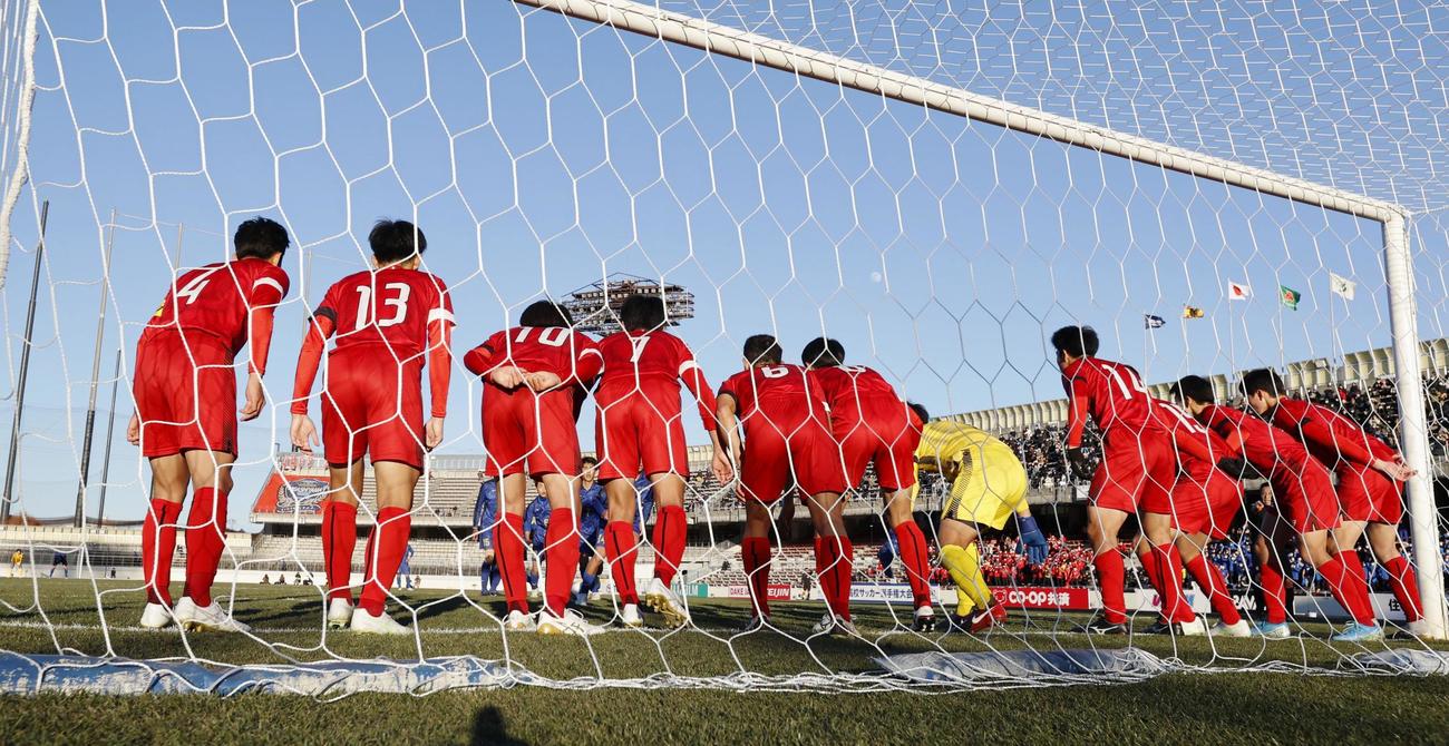 東山－日体大柏　後半、日体大柏の間接FKで、11人全員がゴールラインに並び守る東山＝浦和駒場（共同）