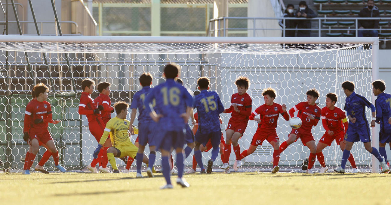東山－日体大柏　後半、日体大柏の間接FKで、11人全員がゴールラインに並び守る東山（共同）