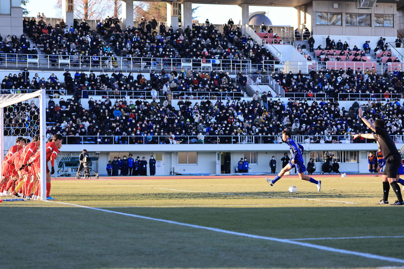 日体大柏対東山　後半、間接FKで、フェイントをかけながら4人目のオウイエが蹴る変則FKを披露した日体大柏（撮影・浅見桂子）