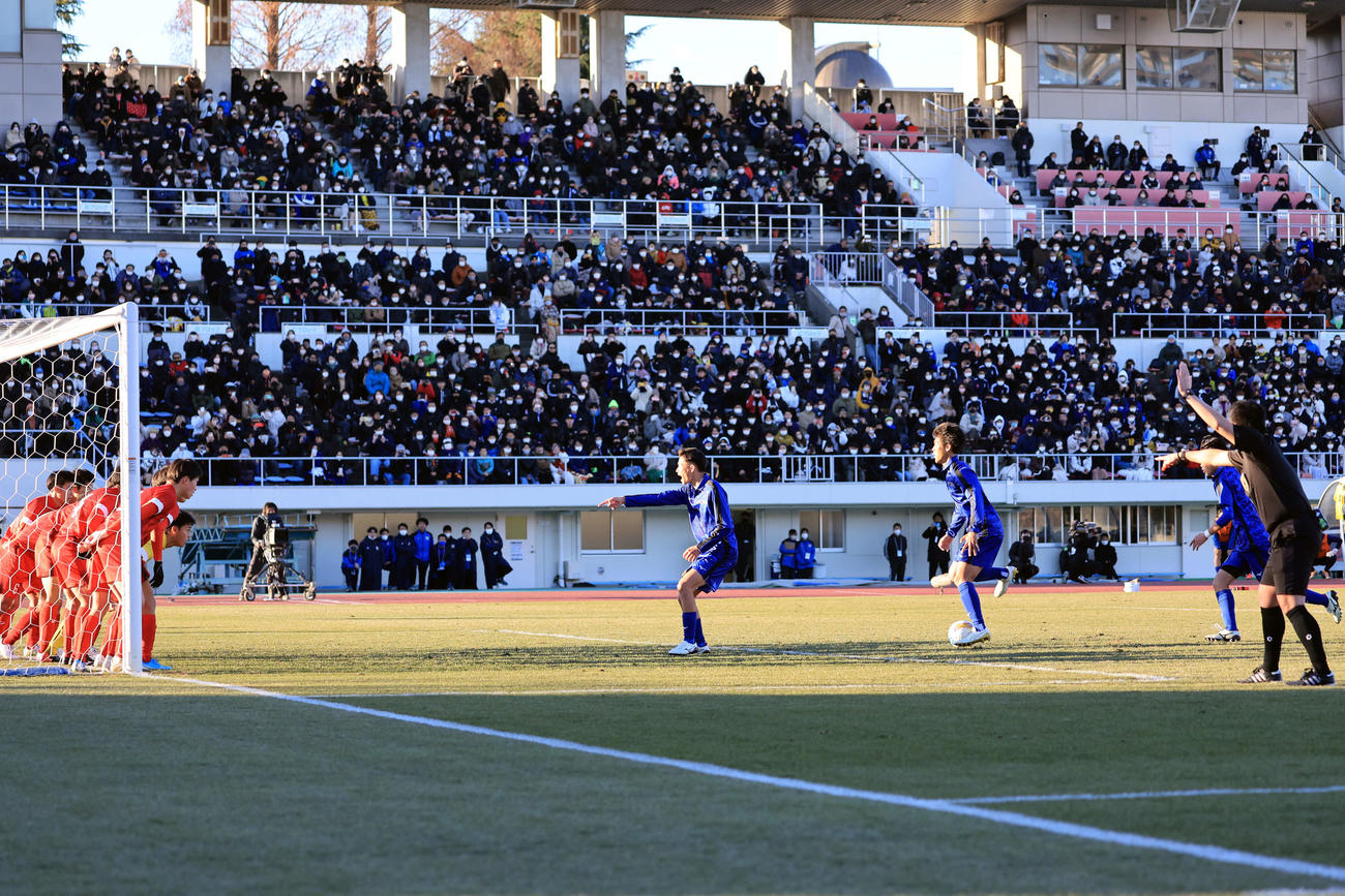 日体大柏対東山　後半、間接FKで、フェイントをかけながら4人目のオウイエが蹴る変則FKを披露した日体大柏（撮影・浅見桂子）