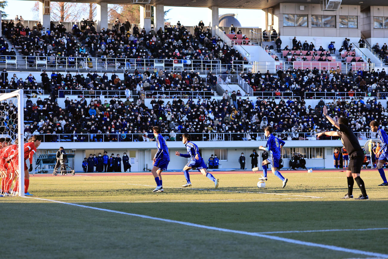 日体大柏対東山　後半、間接FKで、フェイントをかけながら4人目のオウイエが蹴る変則FKを披露した日体大柏（撮影・浅見桂子）