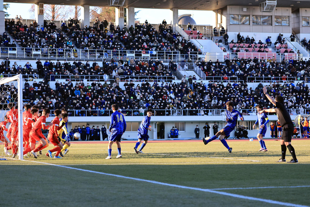 日体大柏対東山　後半、間接FKで、フェイントをかけながら4人目のオウイエが蹴る変則FKを披露した日体大柏（撮影・浅見桂子）