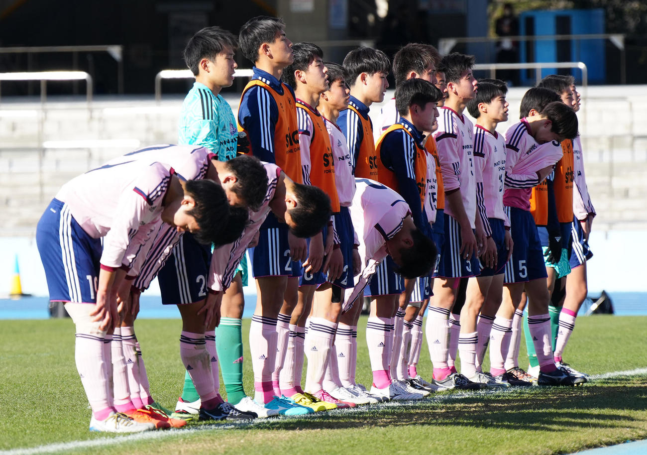 佐野日大対岡山学芸館　試合後、応援席にあいさつする佐野日大の選手たち（撮影・江口和貴）
