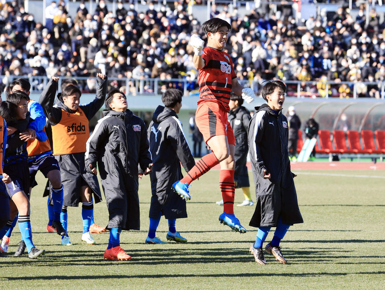 前橋育英対大津　PK戦を制して、スタンドに向かってジャンプして喜ぶGK西（手前）ら大津イレブン（撮影・浅見桂子）