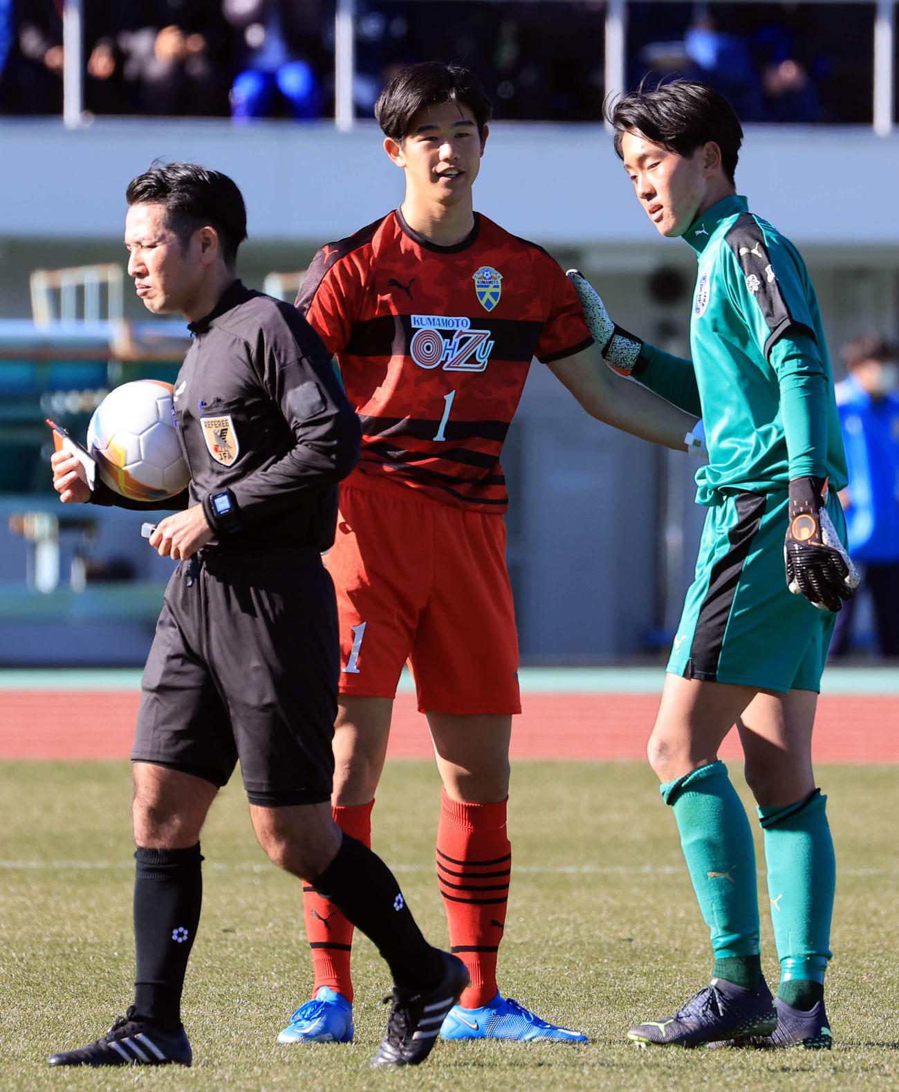 前橋育英対大津　PK戦に入る前、前橋育英GK雨野（右）と健闘を誓い合う大津GK西（撮影・浅見桂子）