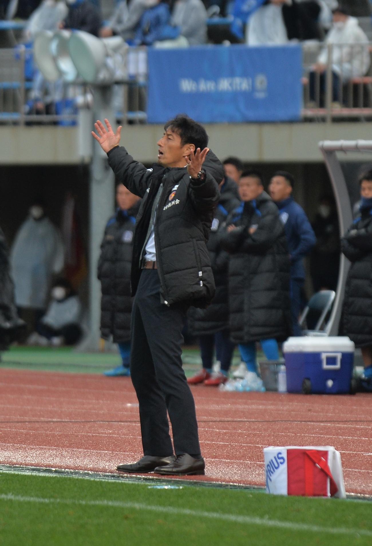 声を張り上げる仙台伊藤監督（2022年10月23日撮影）