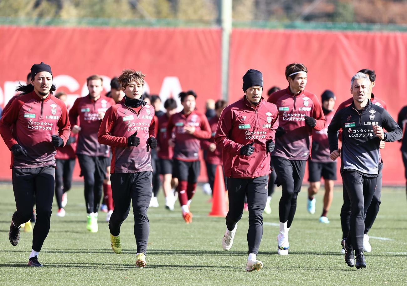 全体ランニングで練習を始動する神戸イレブン（撮影・上田博志）