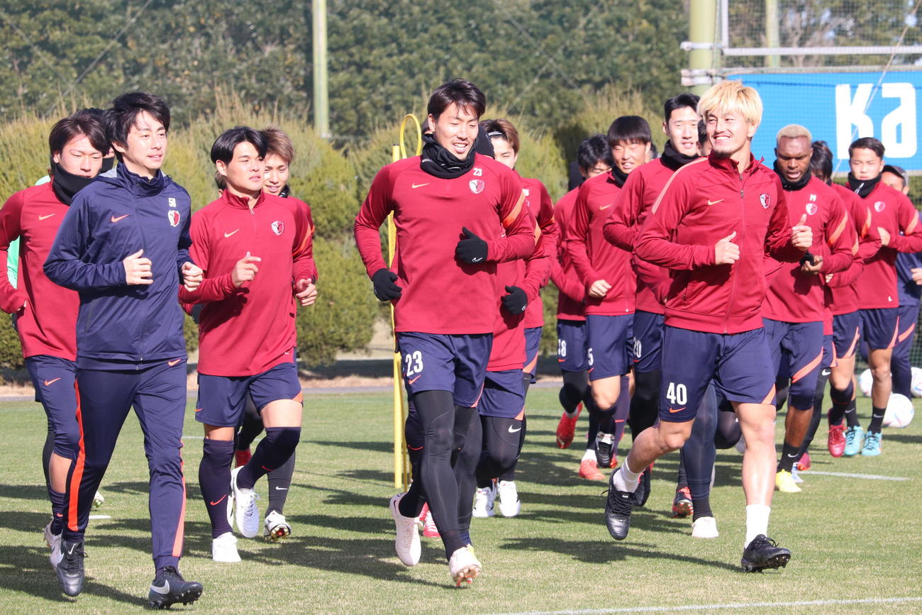 鹿島の新シーズンが始動。復帰したDF昌子（手前中央）は先頭で走る