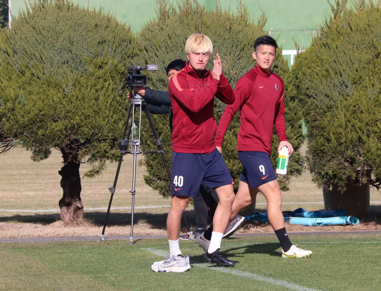 鹿島の新シーズンが始動し、サポーターに向かって手をたたくFW鈴木（左）。右は復帰したDF植田