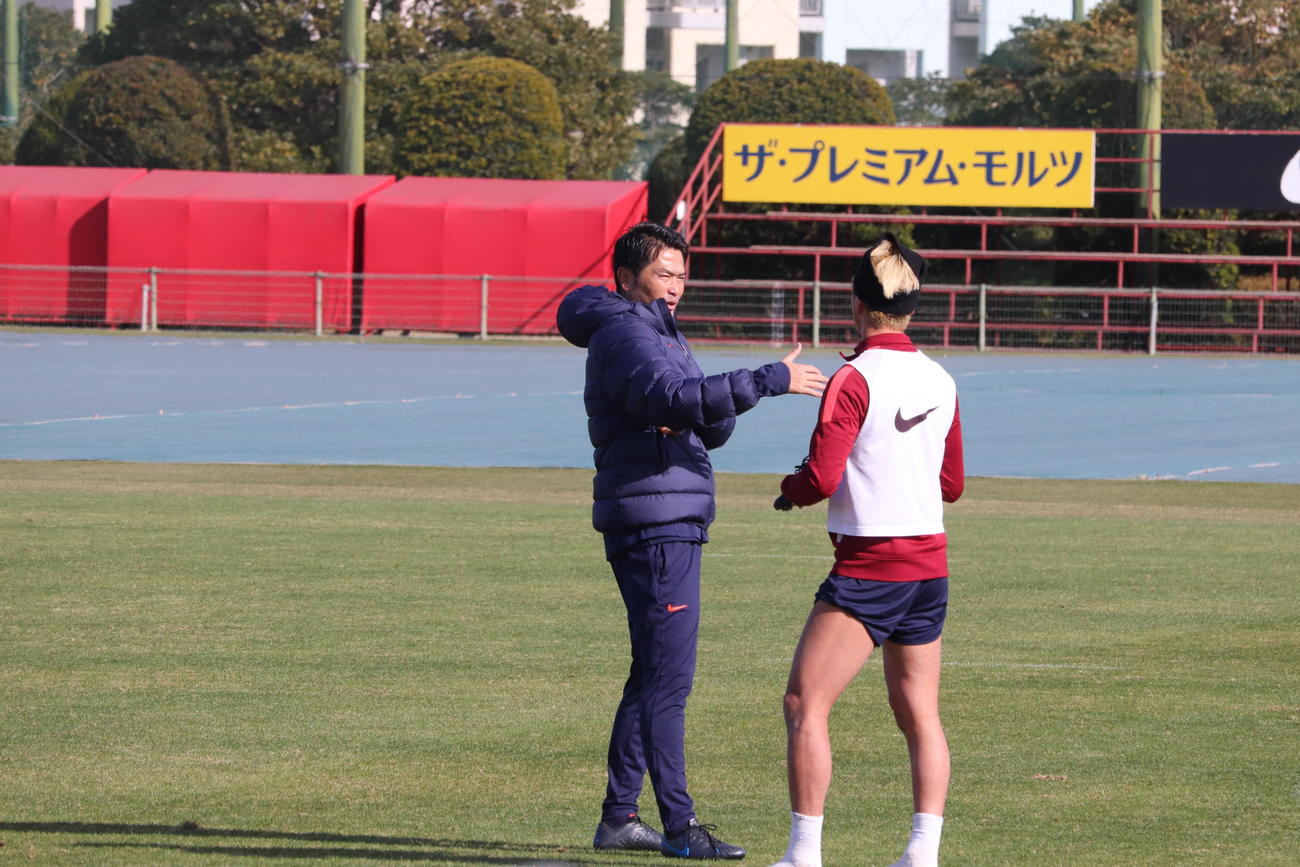 鹿島の新シーズンが始動し、FW鈴木（右）と言葉を交わす岩政監督