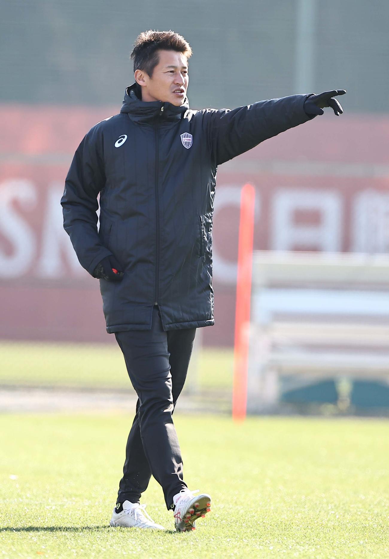 選手に指示を出す神戸吉田監督（撮影・上田博志）