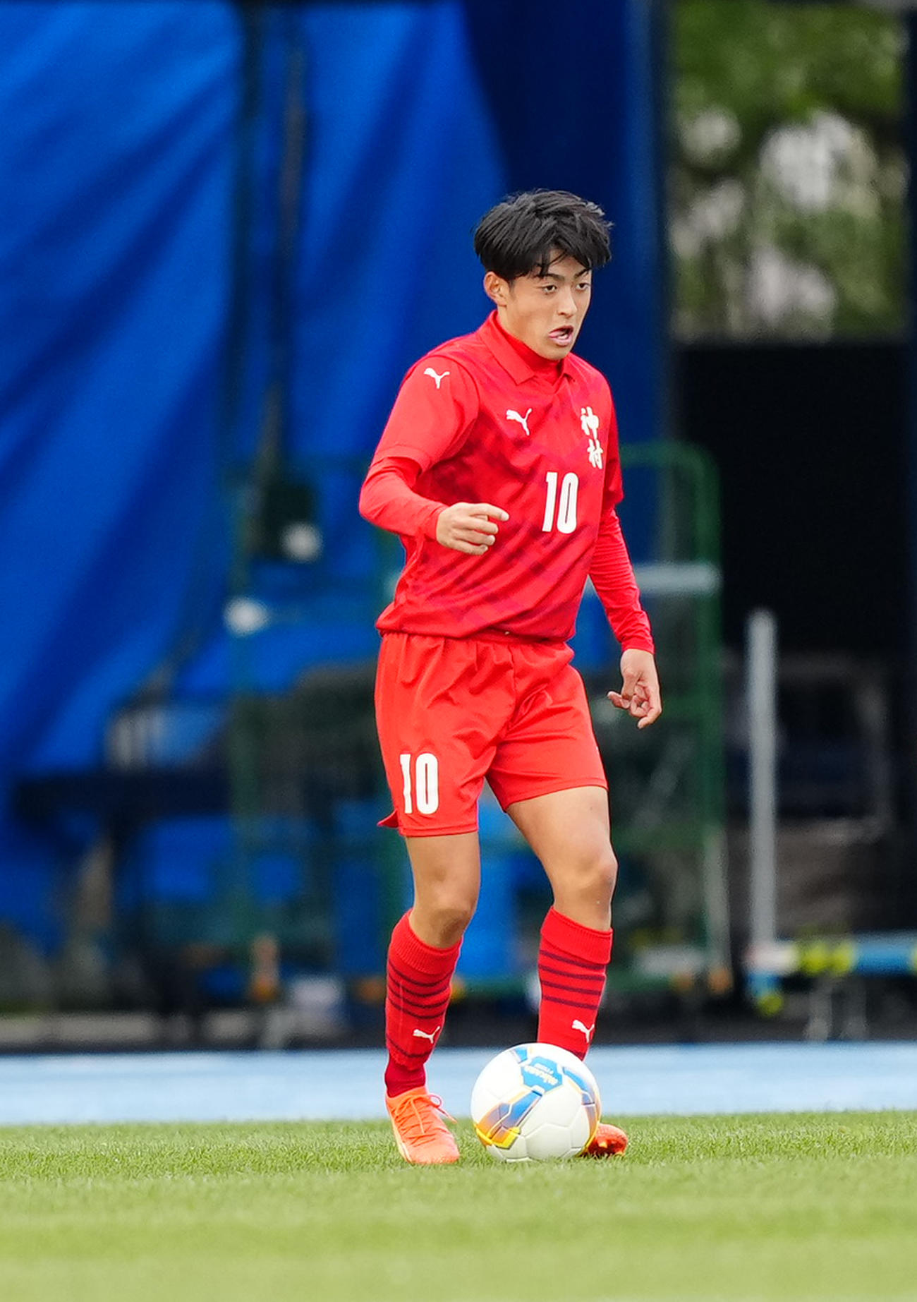 ボールをキープする神村学園・名和田我空（2023年1月2日撮影）