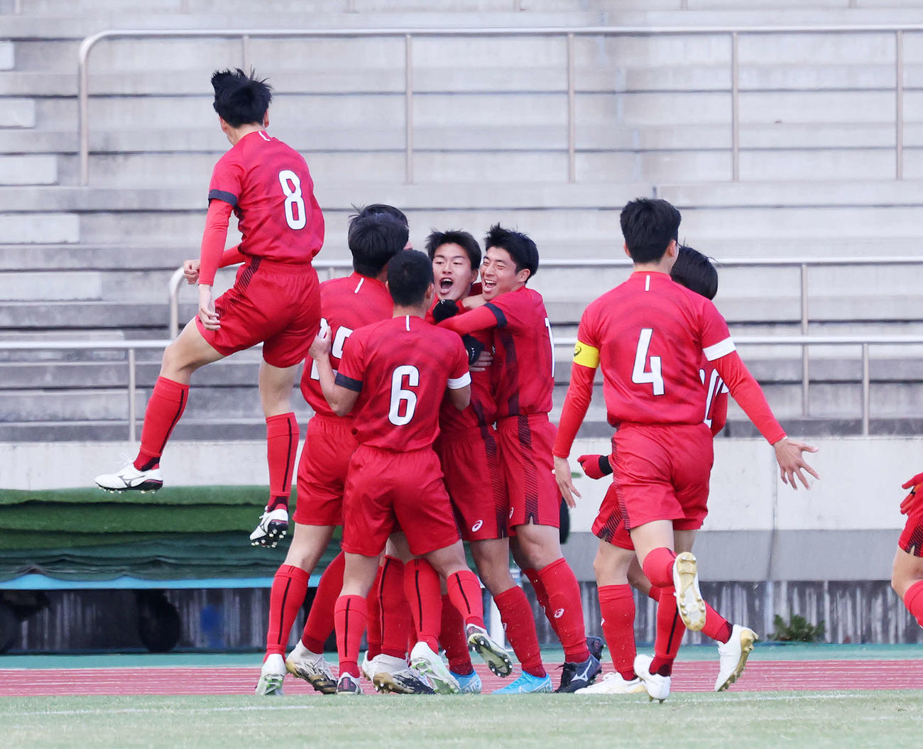 高川学園対東山　前半、ゴールを決め祝福される東山・石井（中央）（撮影・鈴木正人）