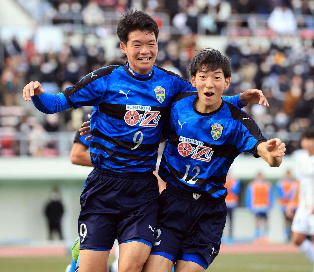 日本文理対大津　後半、チーム2点目のゴールを決めた大津FW小林（左）は、アシストのDF田辺と肩を組み喜ぶ（撮影・浅見桂子）