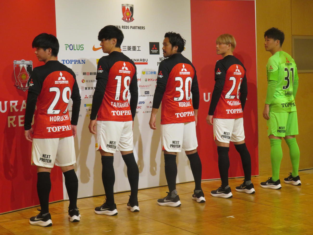 浦和の新加入会見に臨んだ左からMF堀内、FW高橋、興梠、DF荻原、GK吉田（撮影・磯綾乃）