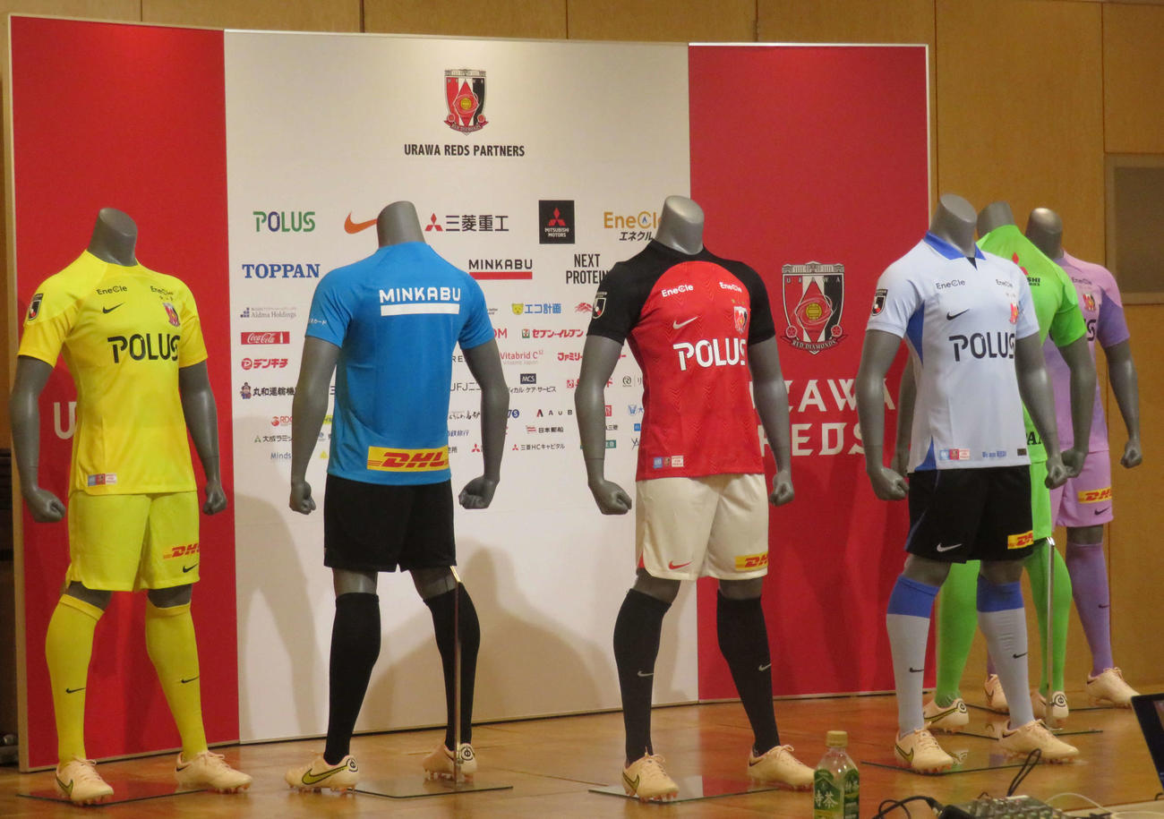 今季の浦和のユニホーム。中央左がファーストユニホーム、右がセカンドユニホーム（撮影・磯綾乃）