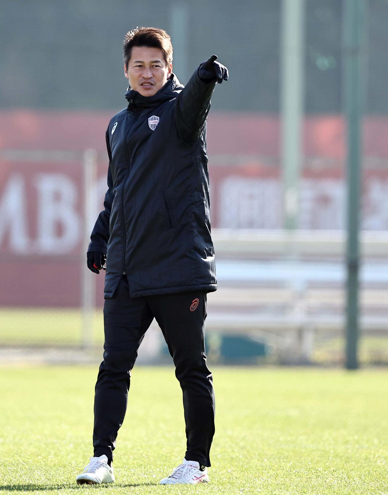 選手に指示を出す神戸吉田監督（撮影・上田博志）