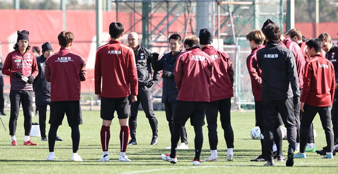 神戸吉田監督（中央）はイレブンに話をする（撮影・上田博志）