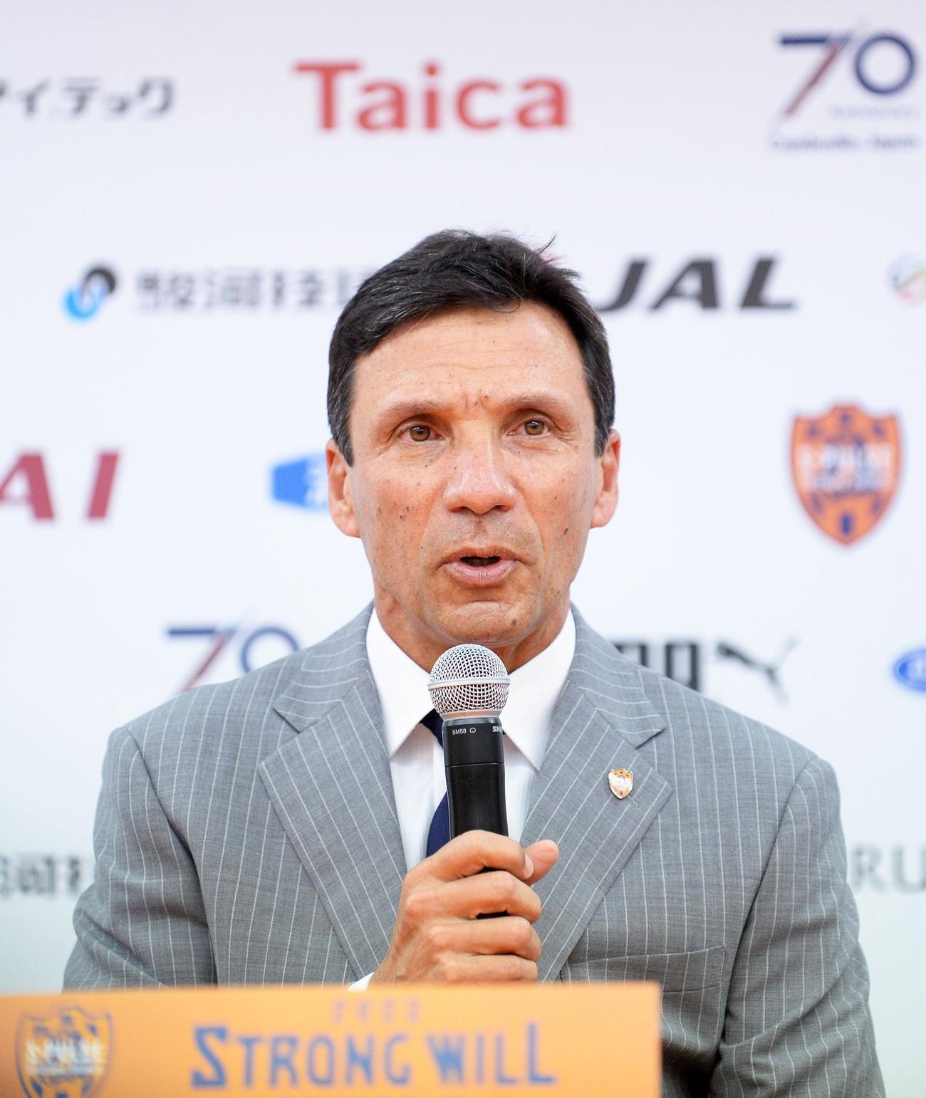 会見であいさつする清水のリカルド監督