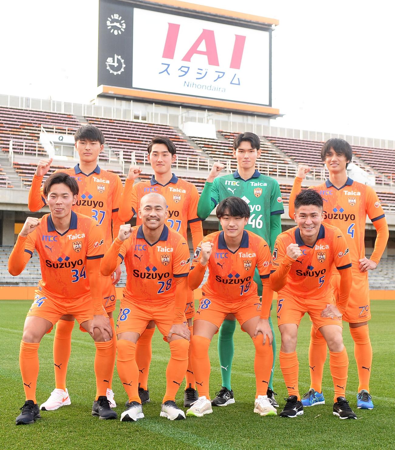 清水の今季新加入選手。前列左から、落合、吉田、斉藤、北爪。後列左から、森重、監物、阿部、高橋