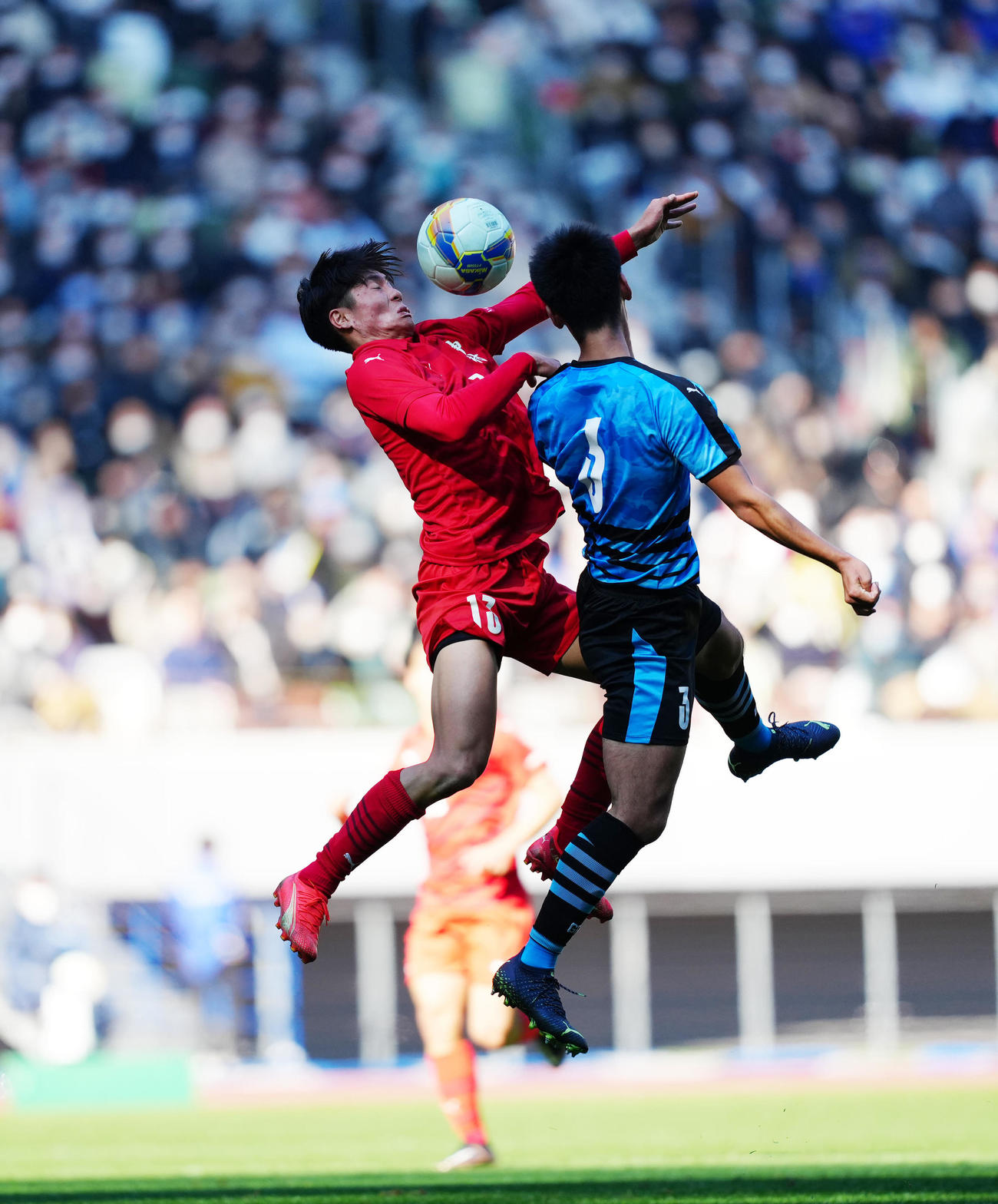 神村学園対岡山学芸館　前半、空中でトラップする神村学園・福田（左）（撮影・江口和貴）