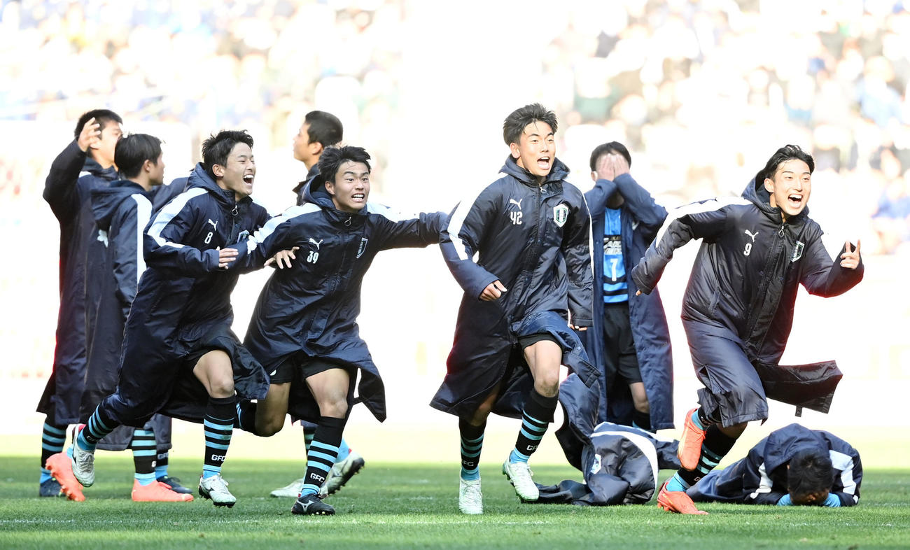 神村学園対岡山学芸館　決勝進出を果たし歓喜する岡山学芸館イレブン（撮影・横山健太）