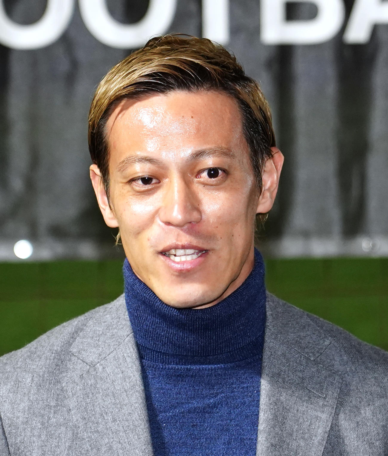自身がGMを務める「EDO ALL UNITED」のセレクションを終え、囲み取材に応じる本田（撮影・菅敏）