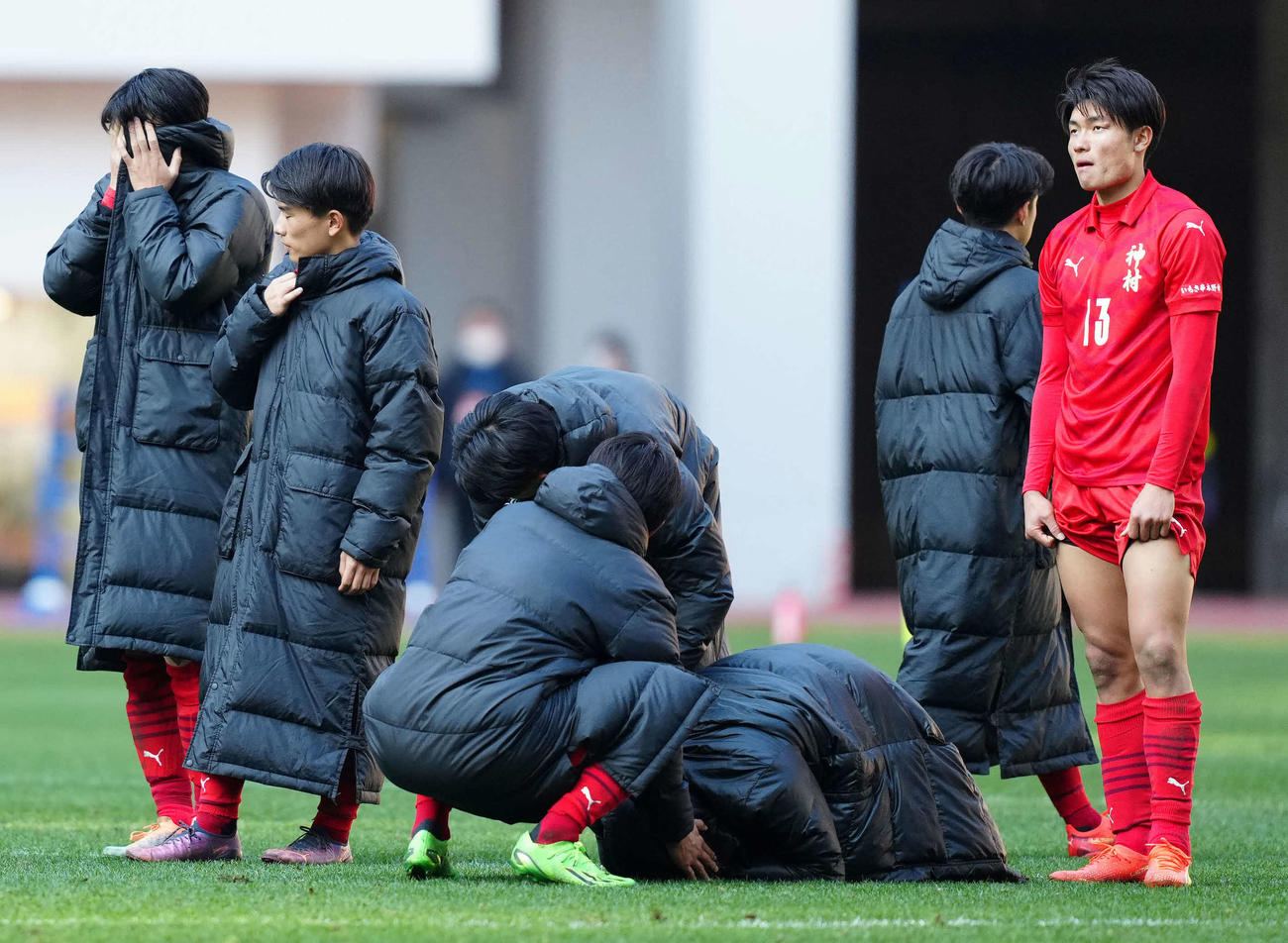 神村学園対岡山学芸館　PK戦で岡山学芸館に敗れ、厳しい表情を見せる福田（右端）ら神村学園の選手たち（撮影・江口和貴）