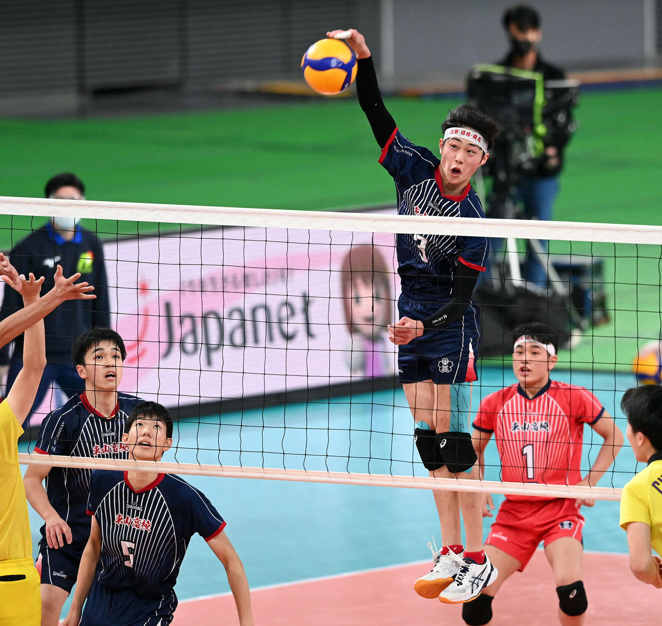 鎮西対東山　スパイクを放つ東山・尾藤（撮影・たえ見朱実）