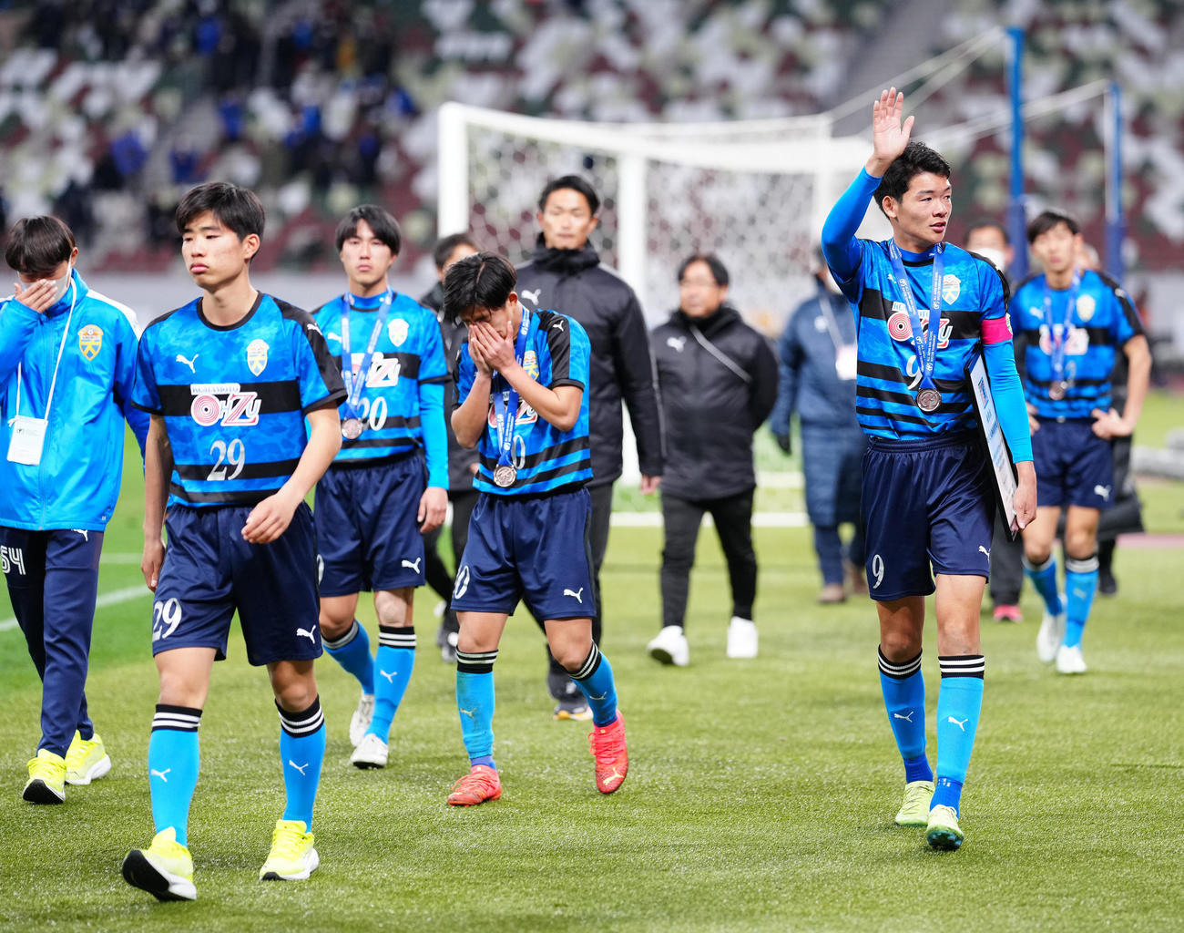 東山対大津　PK戦で敗れ、引き揚げる小林（右端）ら大津の選手たち（撮影・江口和貴）