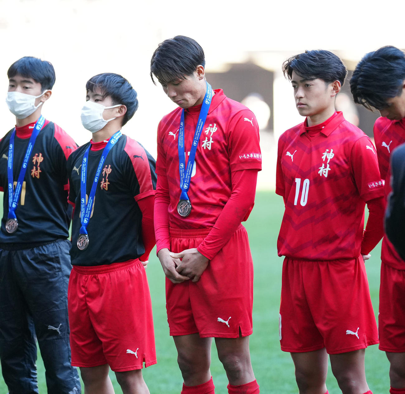 神村学園対岡山学芸館　岡山学芸館に敗れ、3位となり、表彰式で厳しい表情を見せる神村学園・福田（中央）（撮影・江口和貴）