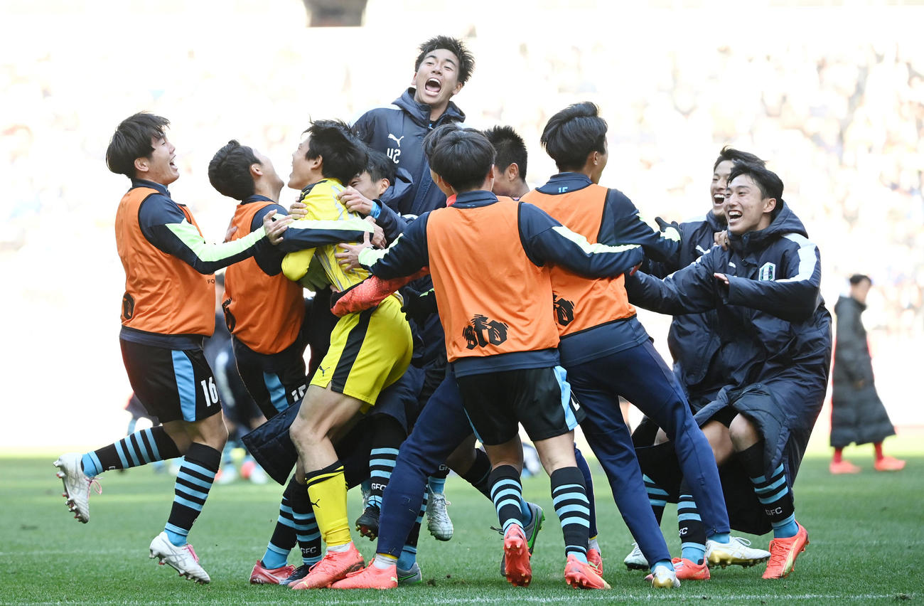 神村学園対岡山学芸館　決勝進出を果たし歓喜する岡山学芸館イレブン（撮影・横山健太）