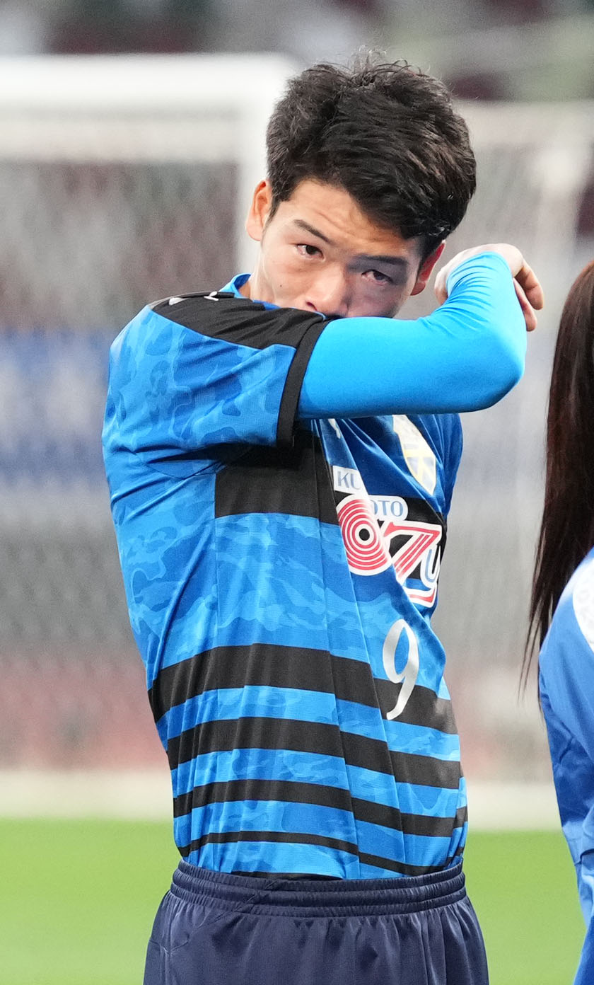 東山対大津　試合に敗れ涙を流す大津・小林（撮影・横山健太）