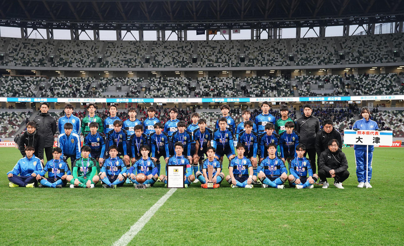 東山対大津　3位表彰式に臨み、試合前、集合写真に納まる大津の選手たち（撮影・江口和貴）