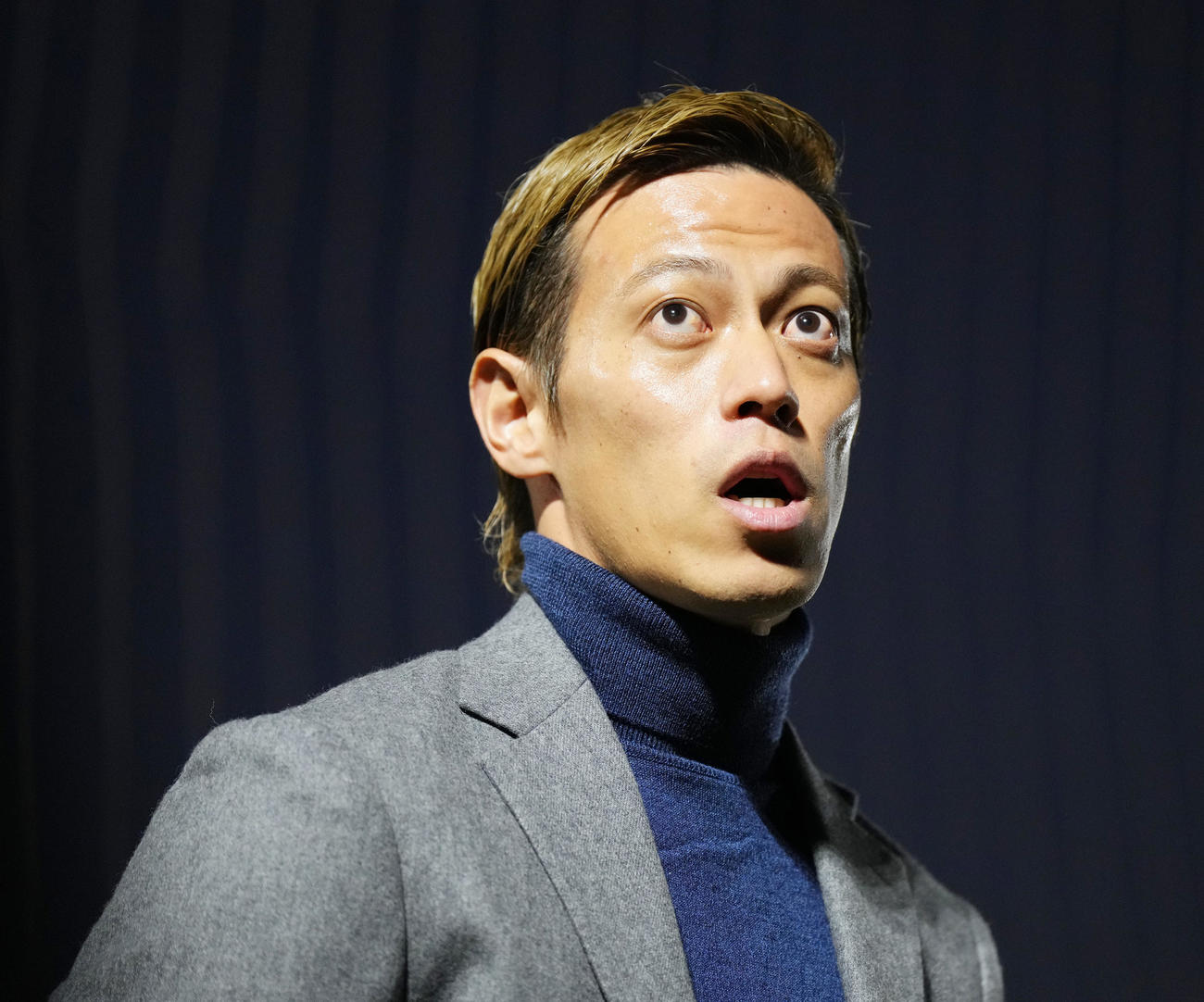 自身がGMを務める「EDO ALL UNITED」のセレクションを終え、囲み取材に応じる本田（撮影・菅敏）