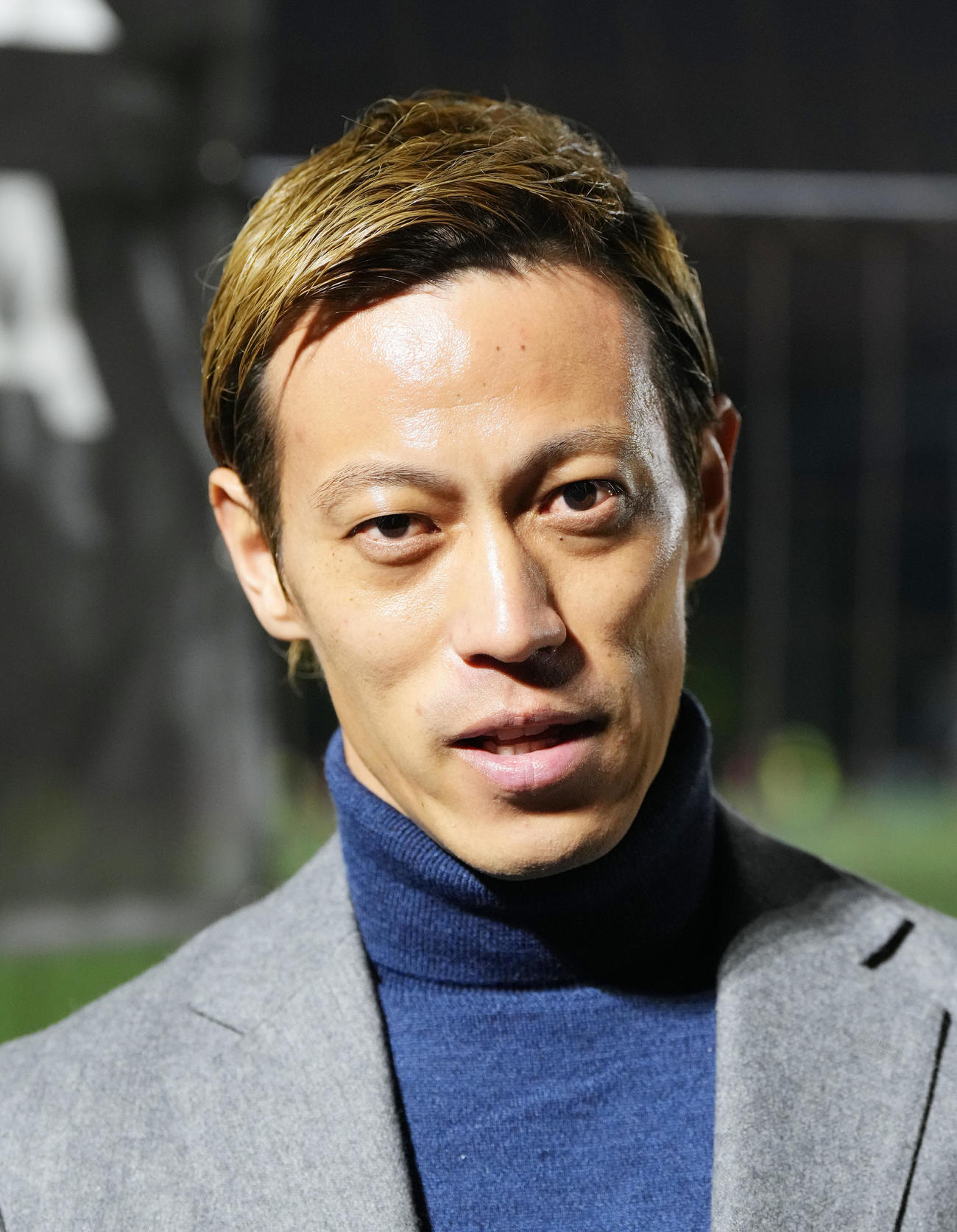 自身がGMを務める「EDO ALL UNITED」のセレクションを終え、囲み取材に応じる本田（撮影・菅敏）