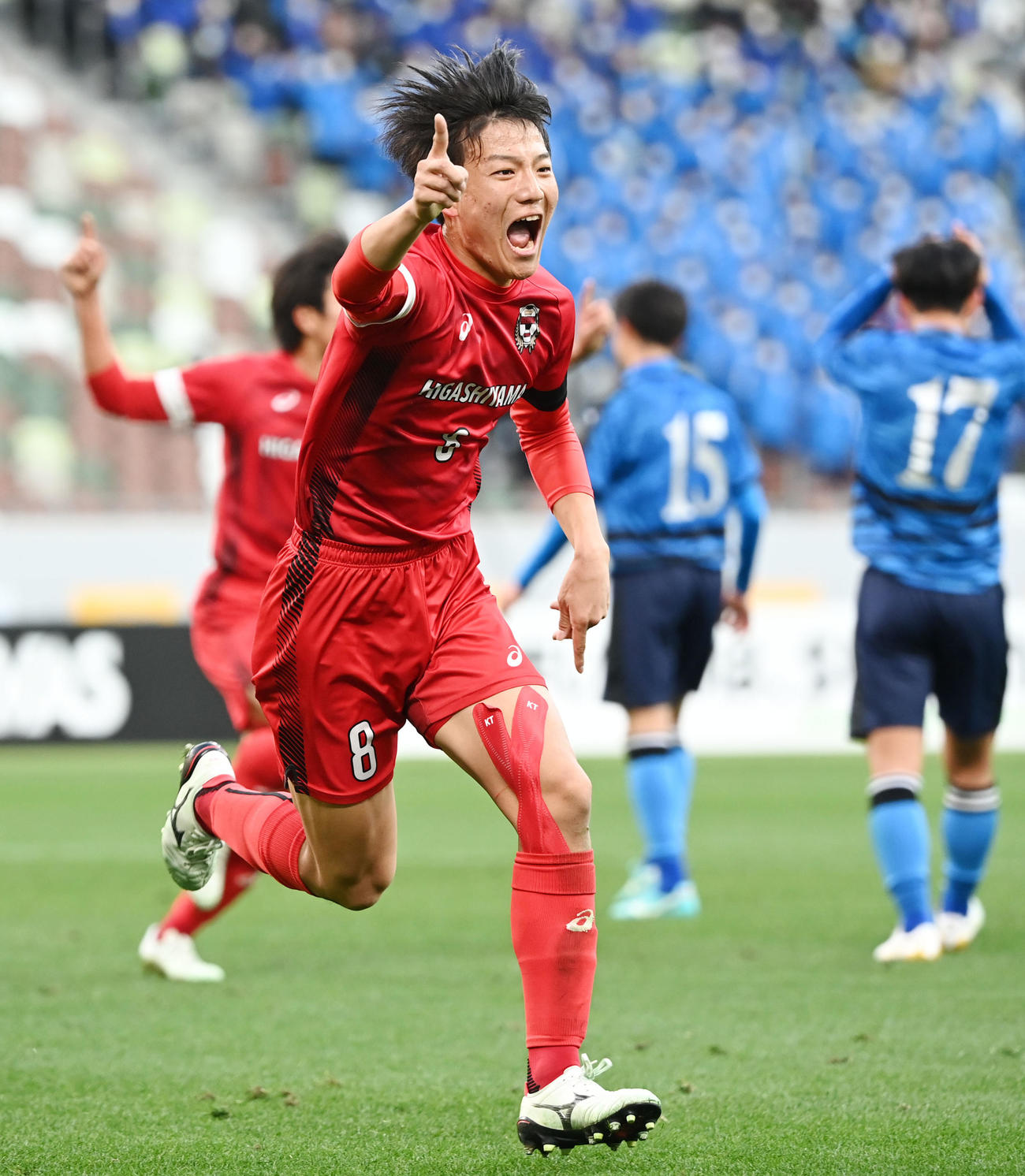 東山対大津　後半、ゴールを決めベンチへ駆けだす東山・松橋（撮影・横山健太）