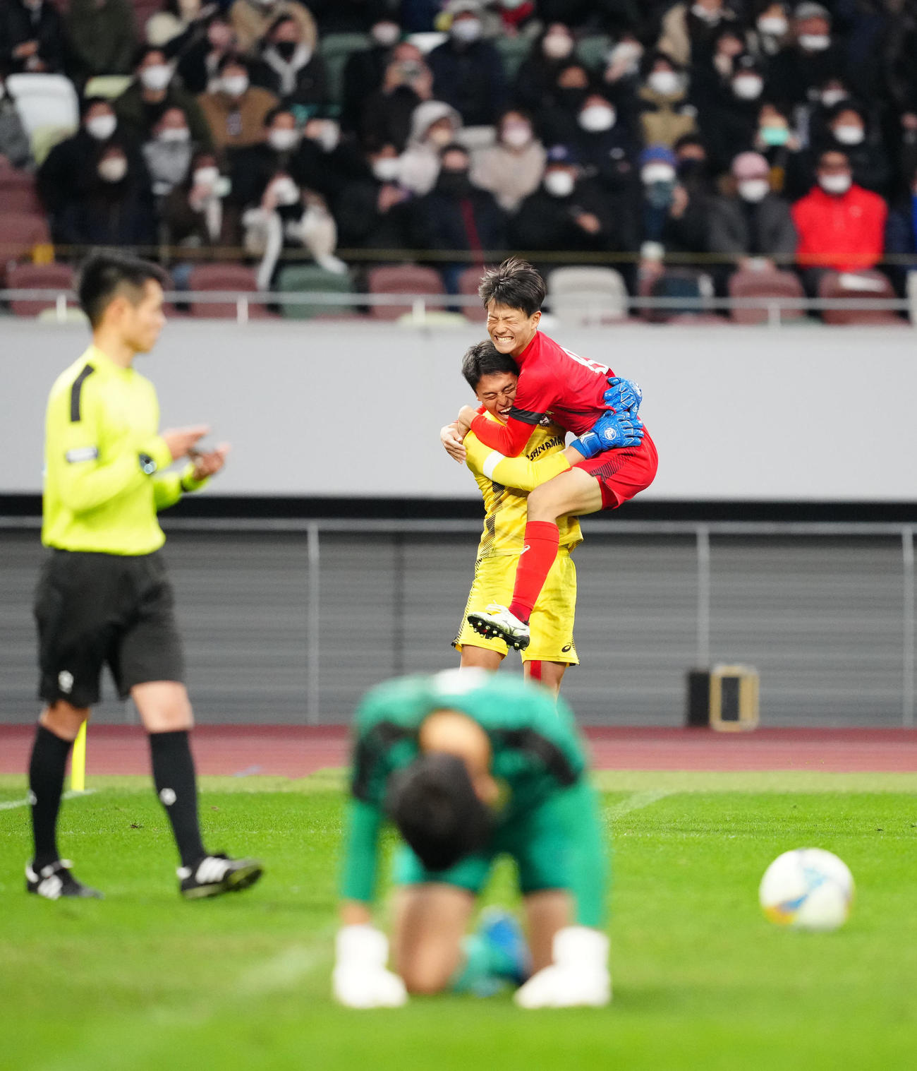 東山対大津　PK戦で勝利し、東山・松橋（後方右）と抱き合い、歓喜するGK佐藤。手前は大津GK西（撮影・江口和貴）