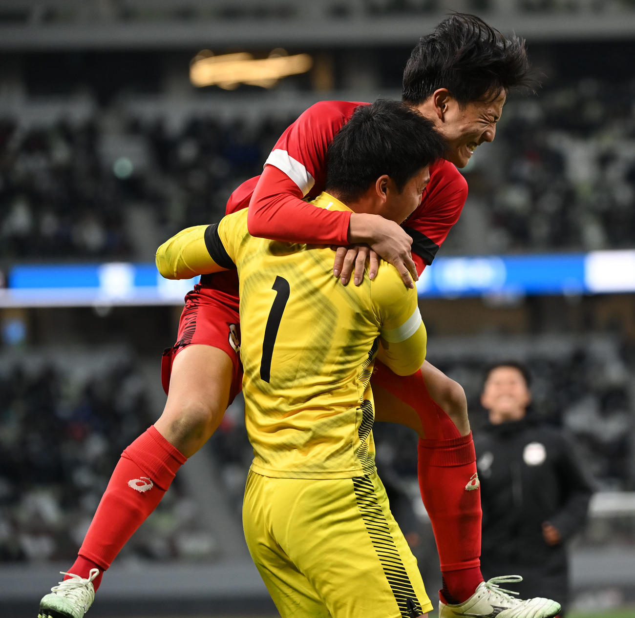 東山対大津　PK戦の末、大津に勝利し抱き合う東山GK佐藤（左）と松橋（撮影・横山健太）