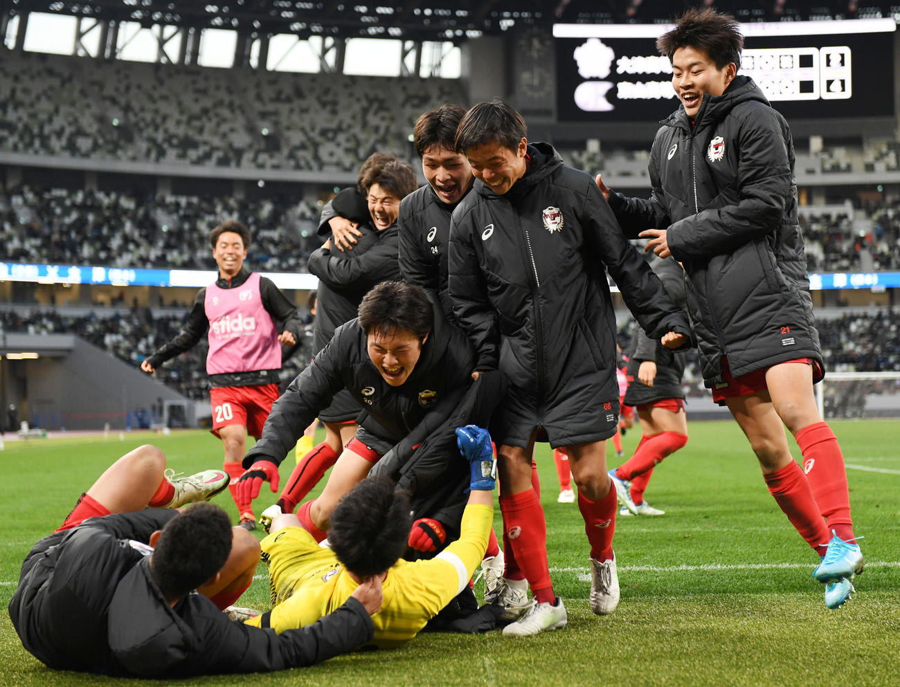 東山対大津　PK戦の末、大津に勝利し歓喜する東山イレブン（撮影・横山健太）