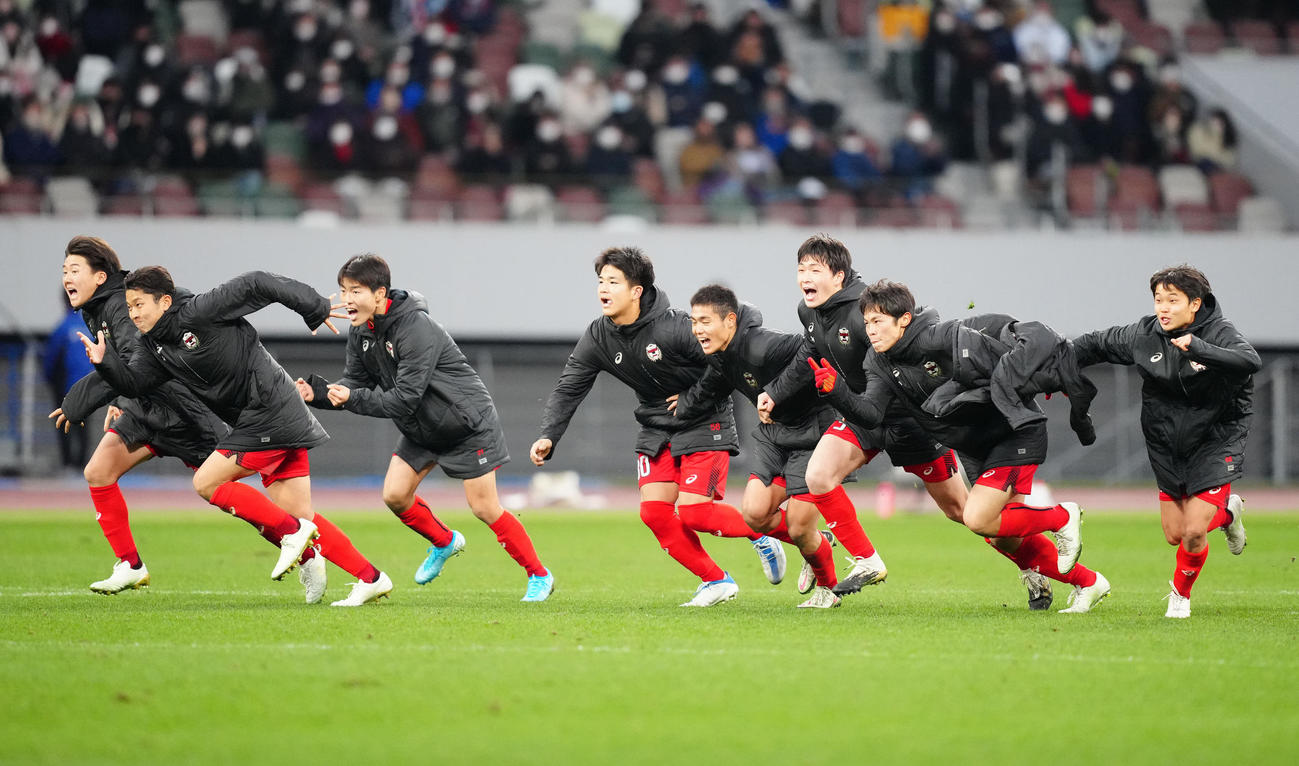 東山対大津　PK戦で勝利し、歓喜する東山の選手たち（撮影・江口和貴）