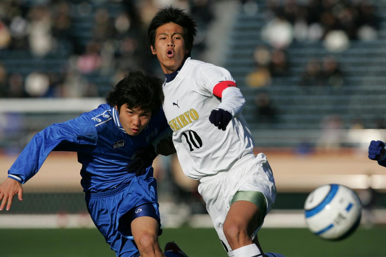 2005年1月、全国高校サッカー選手権大会でボールを奪い合う星稜MF本田圭佑（右）