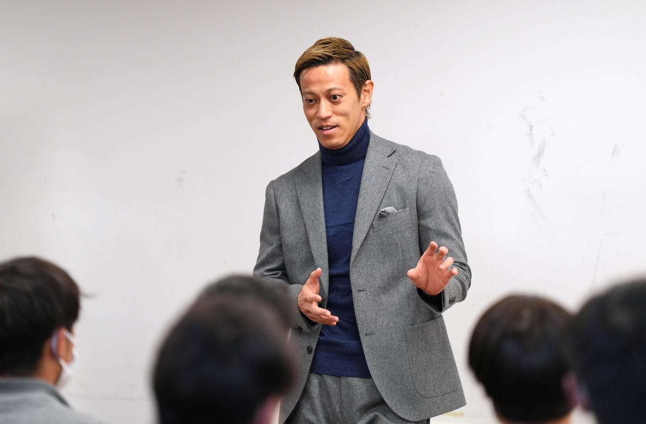 自身がGMを務める「EDO ALL UNITED」のセレクションに参加した選手を前に話す本田（撮影・菅敏）