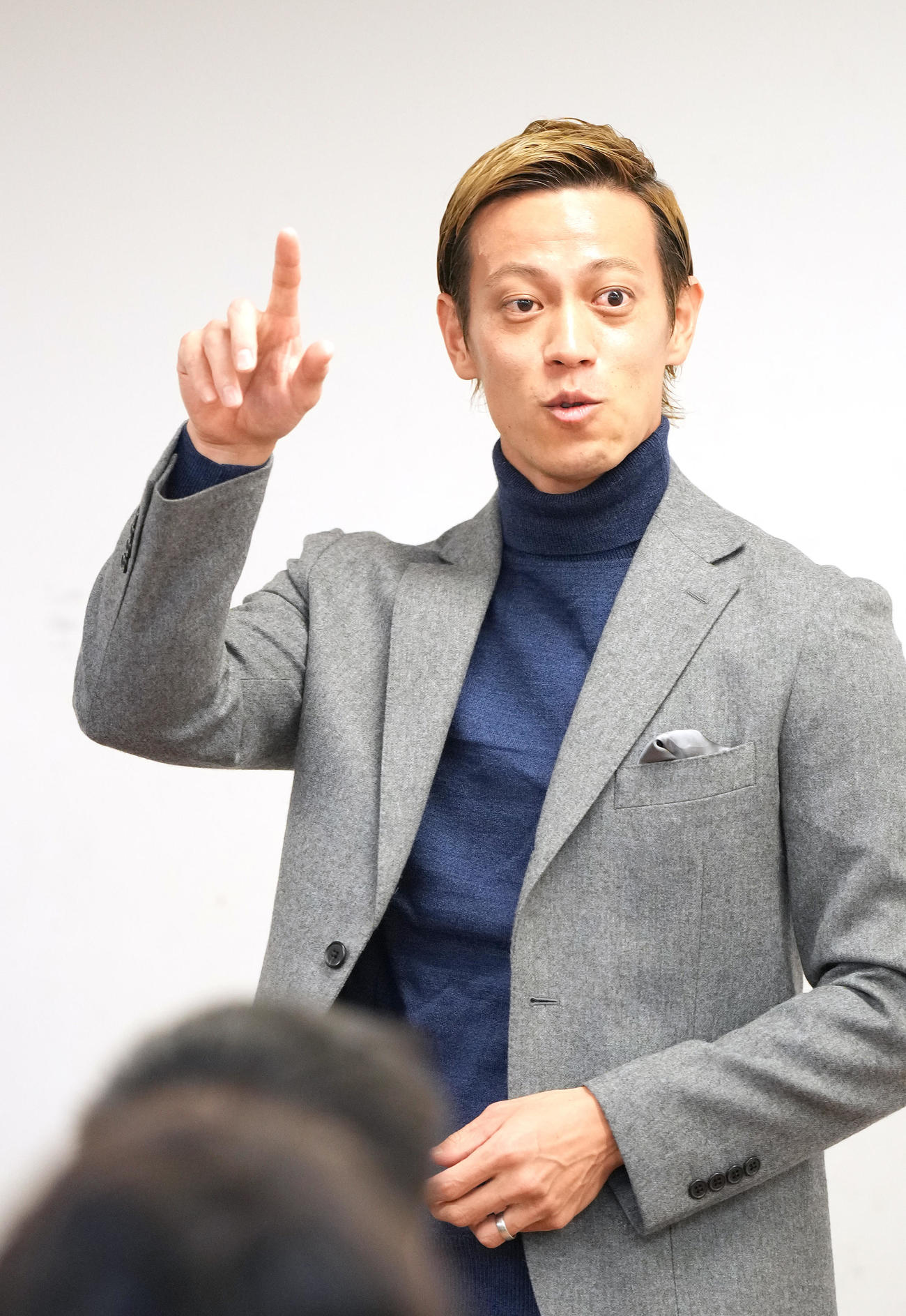 自身がGMを務める「EDO ALL UNITED」のセレクションに参加した選手を前に話す本田（撮影・菅敏）