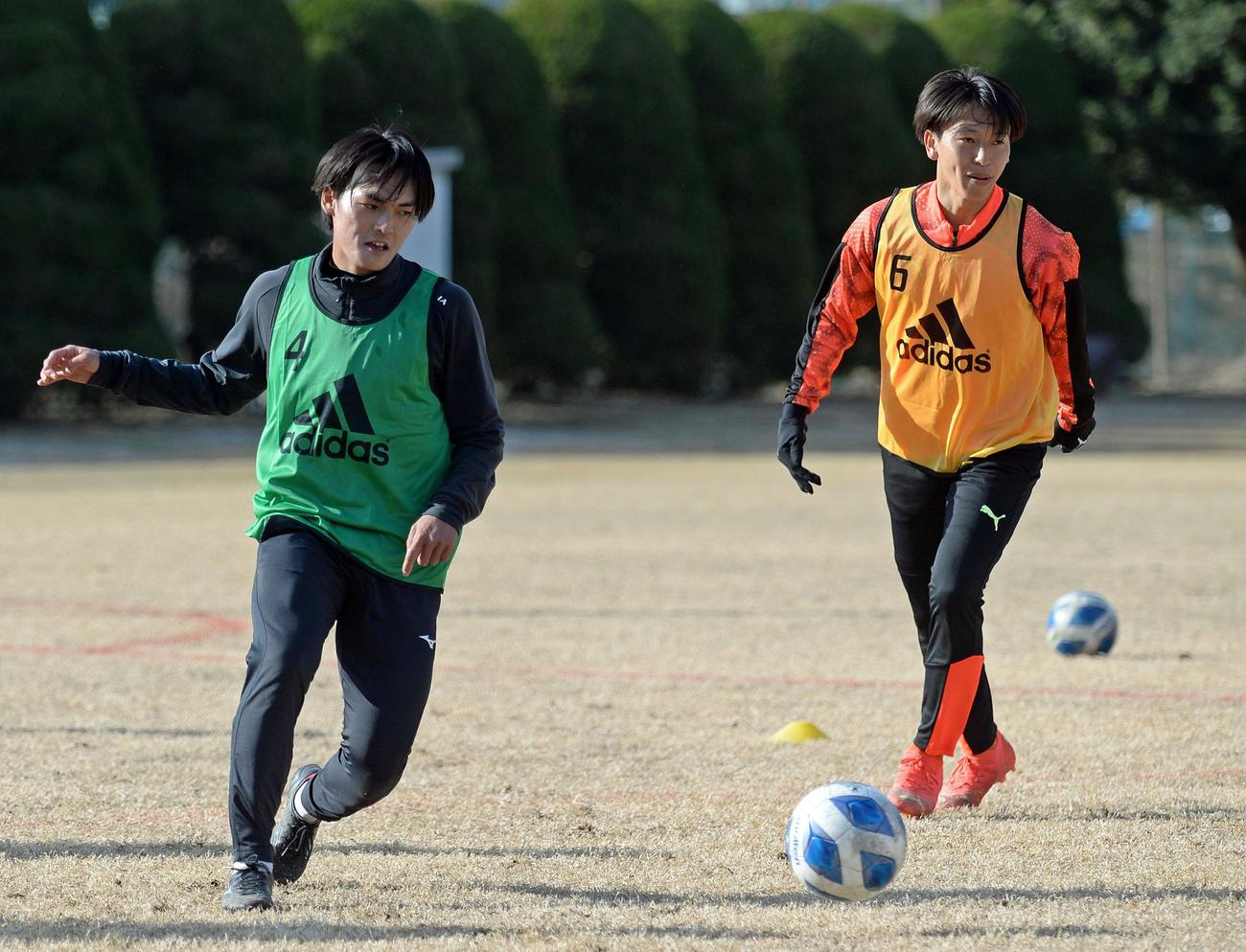自主トレでパス回しを行った清水松岡（右）と藤枝久保