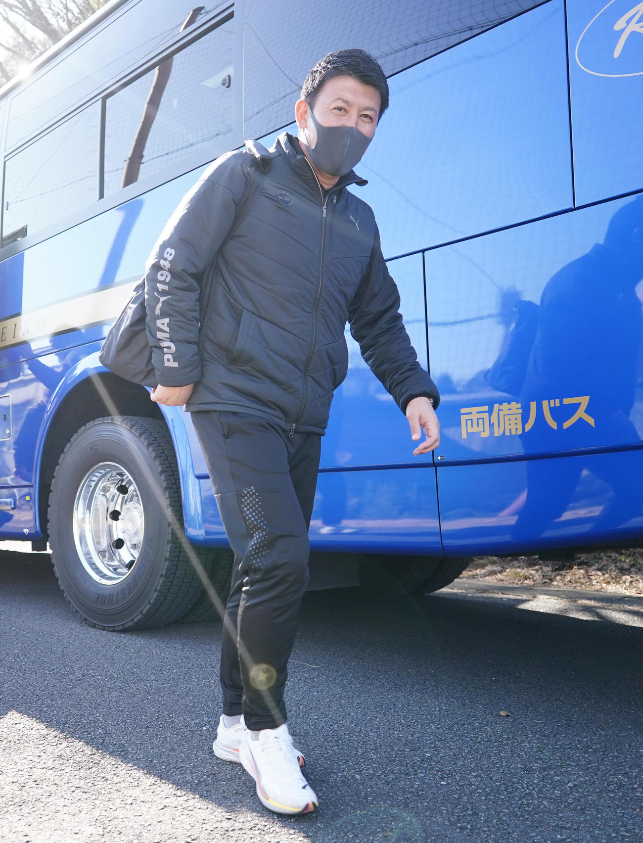 練習場に入る岡山学芸館・高原監督（撮影・江口和貴）