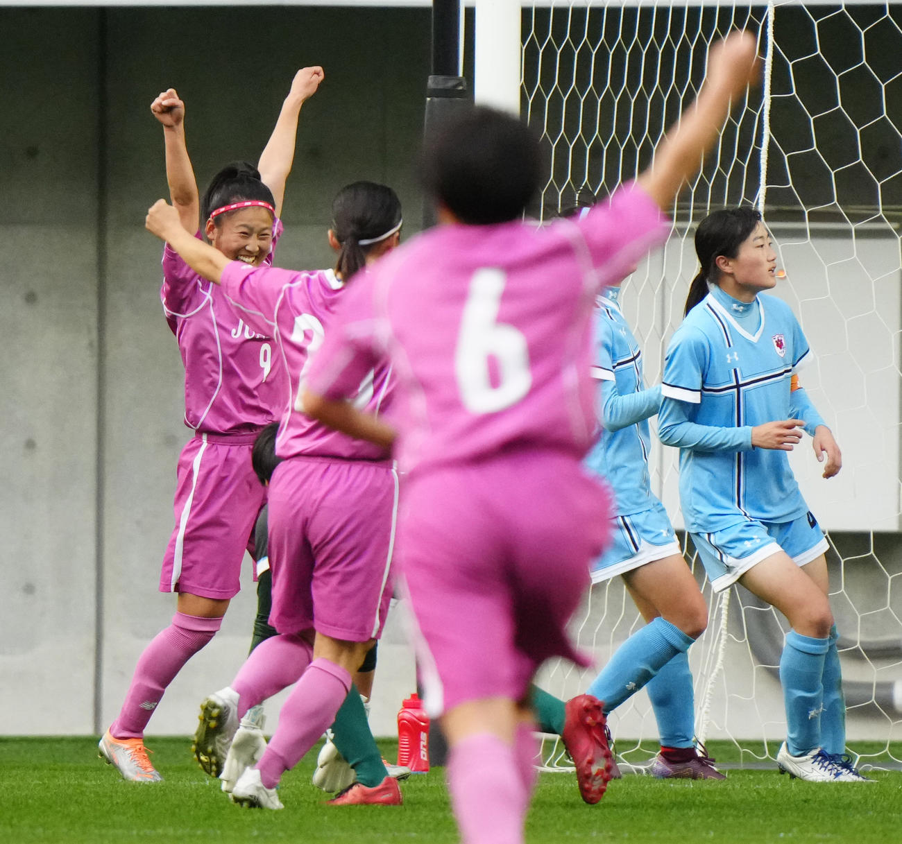 藤枝順心対十文字　後半、十文字GKをかわしゴールを決め、喜ぶ藤枝順心・正野瑠菜（左）（撮影・清水貴仁）