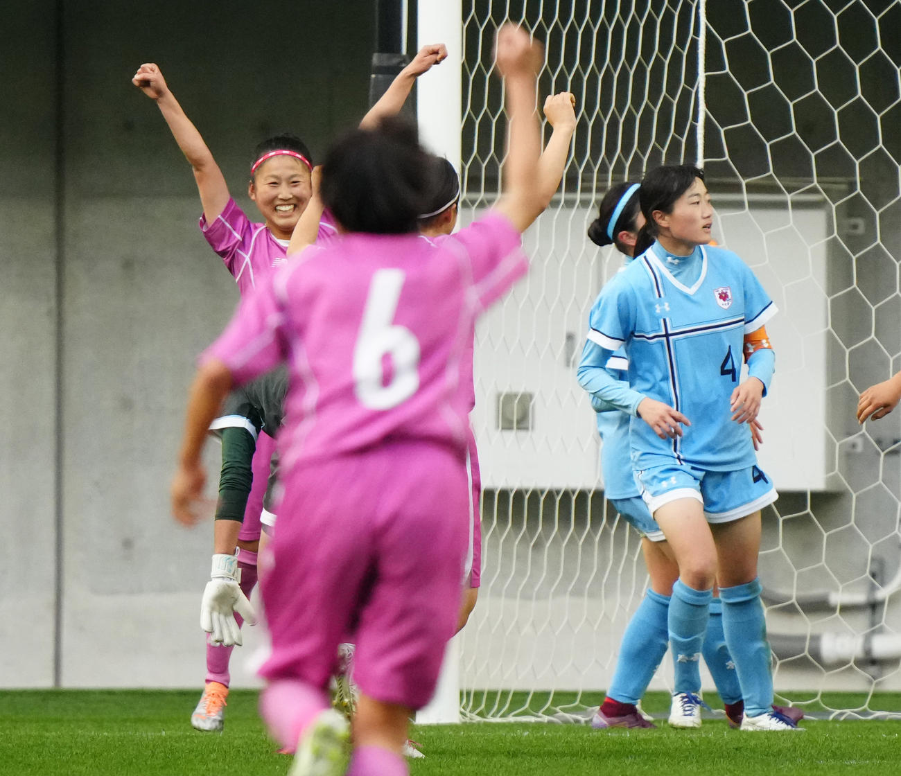 藤枝順心対十文字　後半、十文字GKをかわしゴールを決め、喜ぶ藤枝順心・正野瑠菜（左奥）（撮影・清水貴仁）